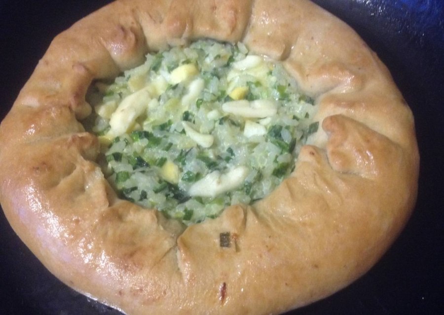 Открытый пирог с зеленым луком и яйцом