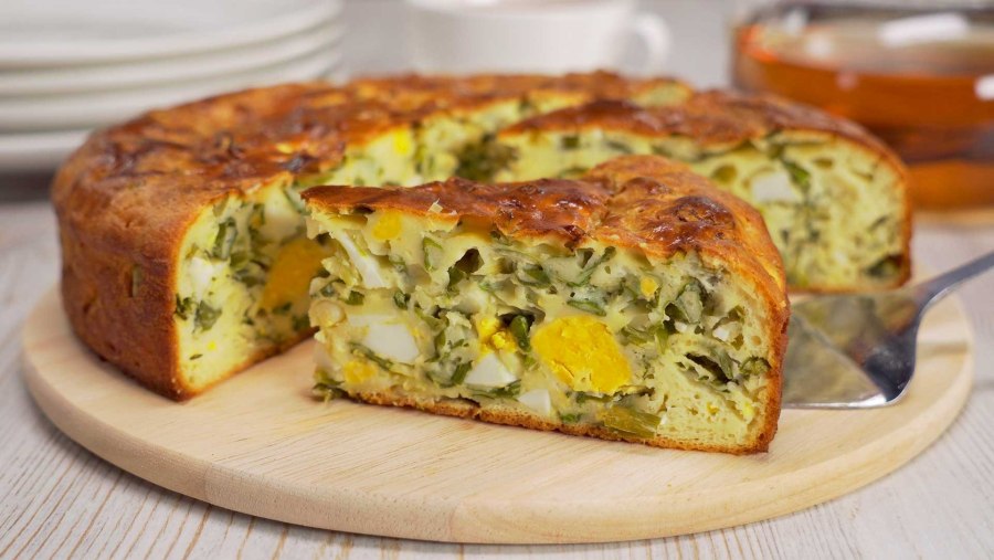 Заливной пирог с луком и яйцом