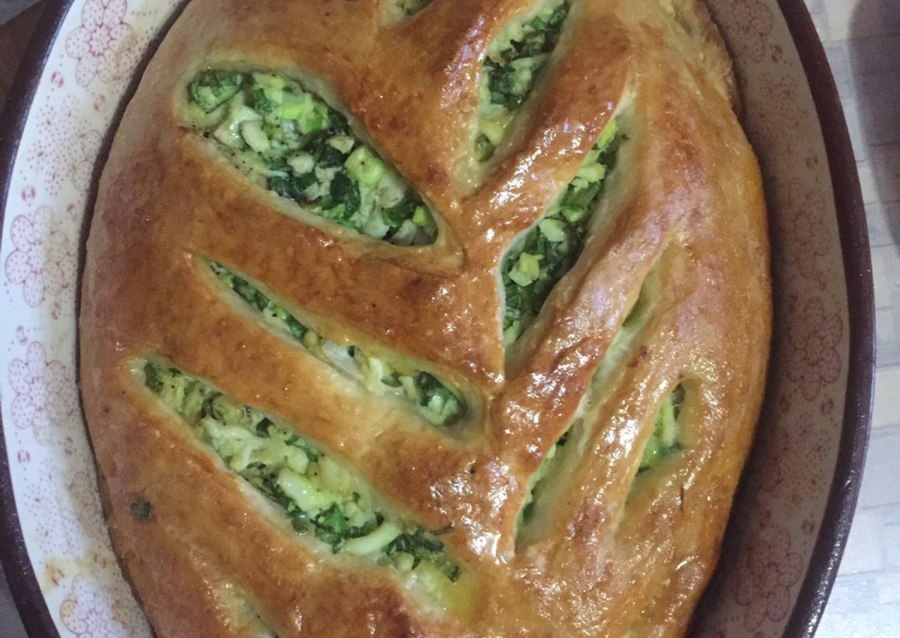 Открытый пирог с зеленым луком и яйцом
