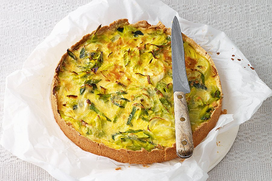 Заливной пирог с луком и яйцом