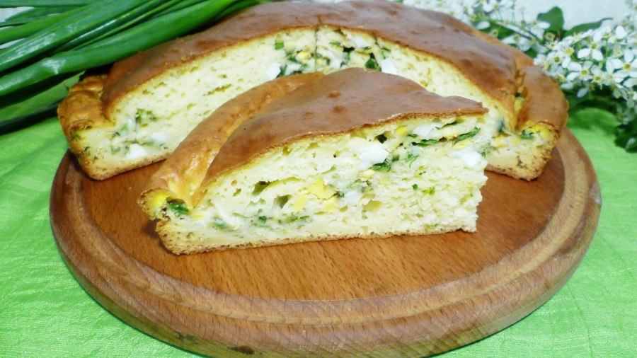 Заливной пирог с луком и яйцом