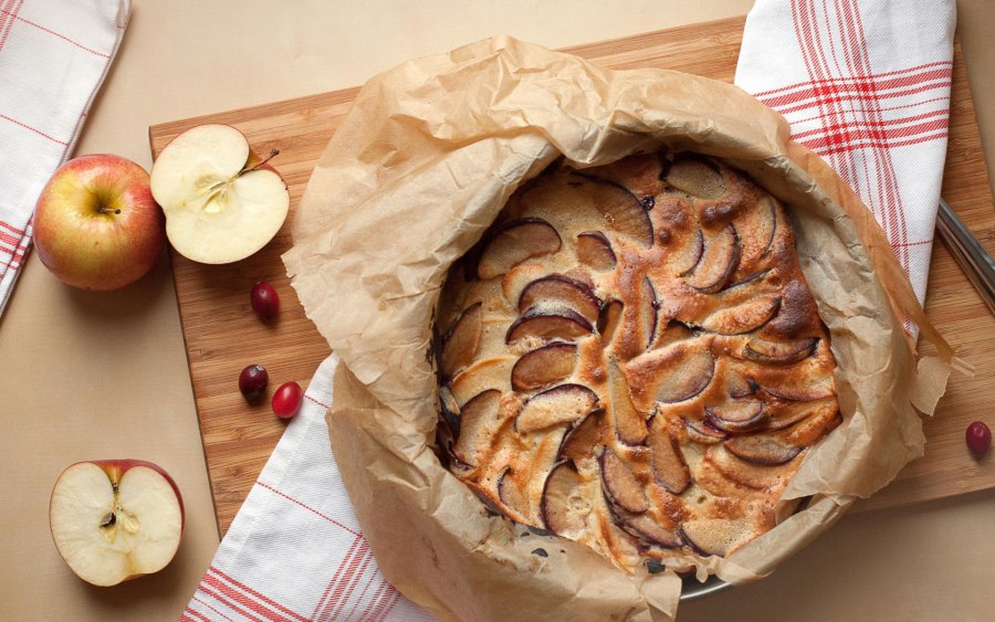 Шарлотка с яблоками сверху