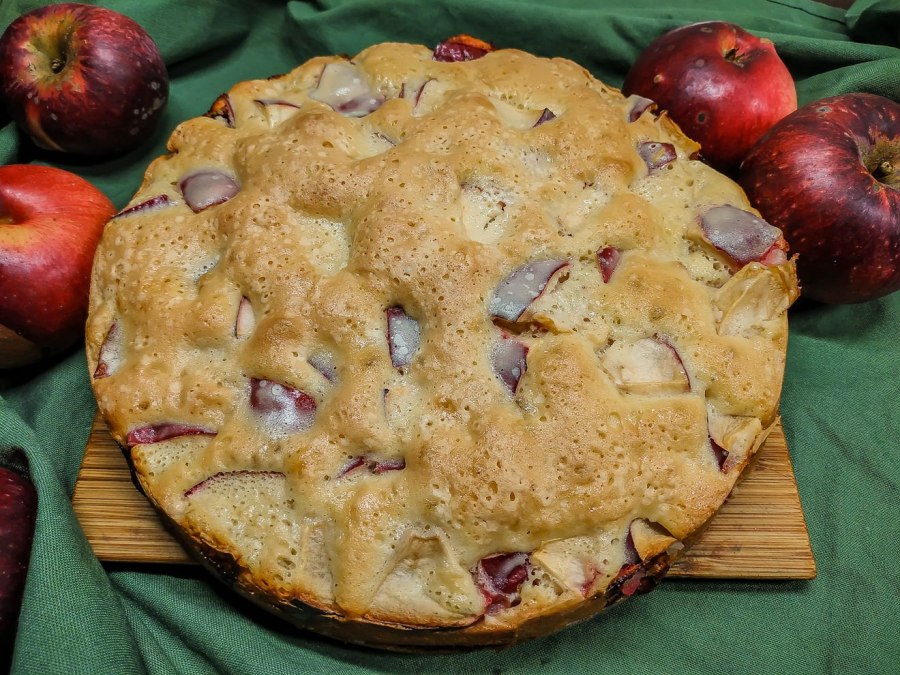 Шарлотка с яблоками