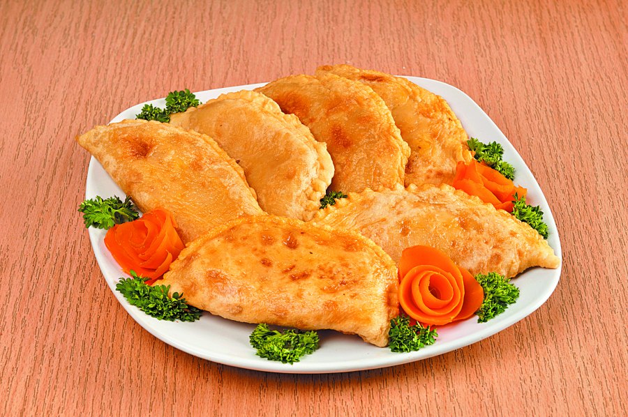Чебуреки на тарелке