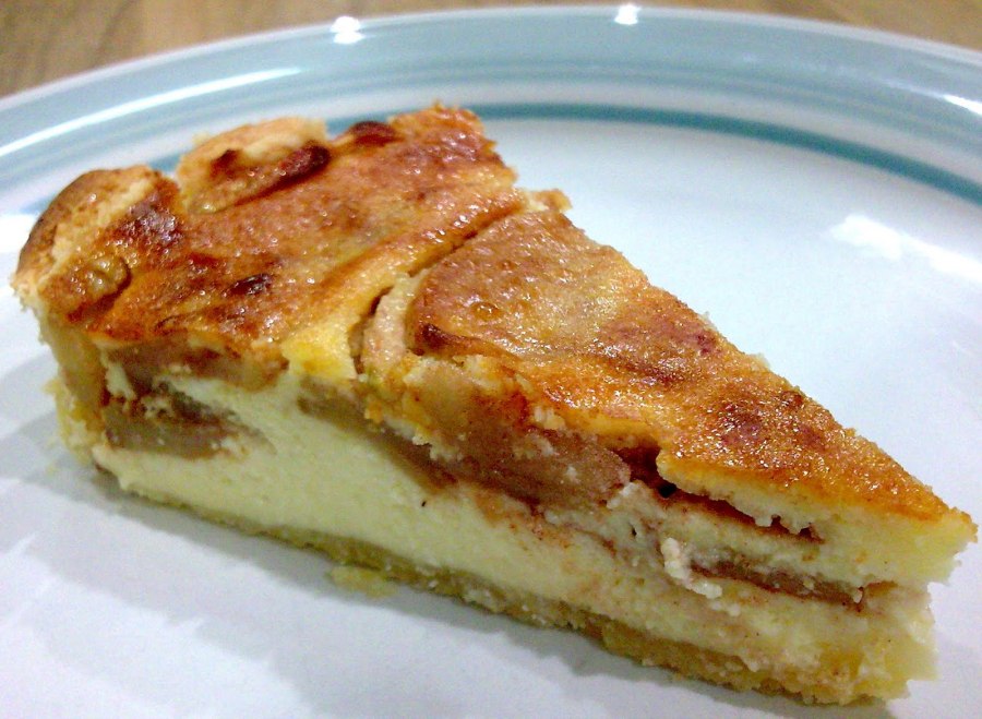 Шарлотка с творогом и яблоками