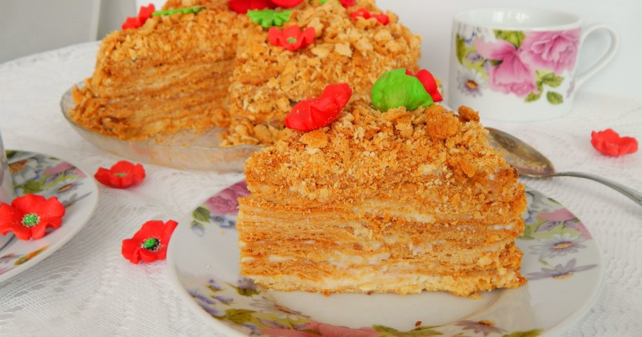 Торт медовик с черносливом и грецкими