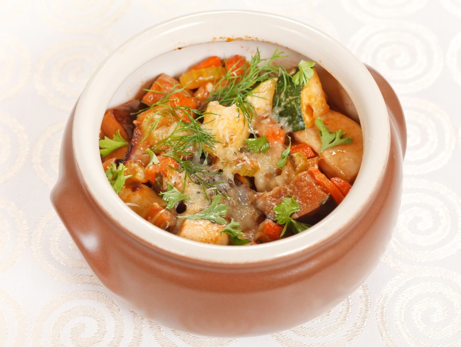 Жульен с курицей и грибами в горшочках