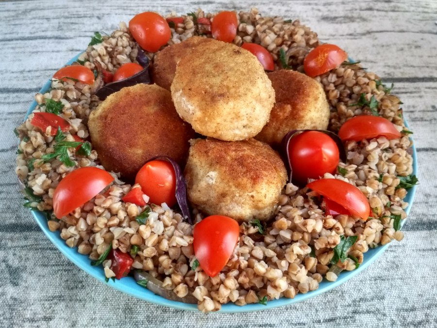 Гречка с котлетой