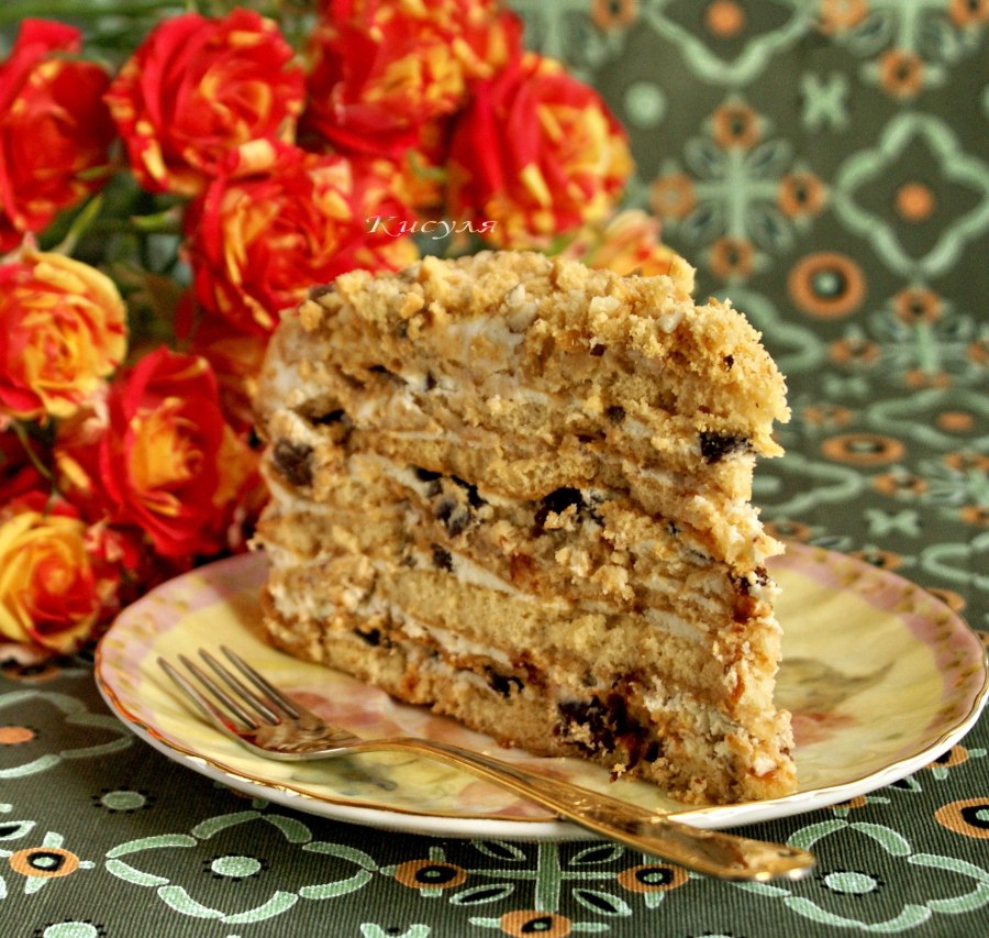 Медовик с черносливом и грецкими орехами