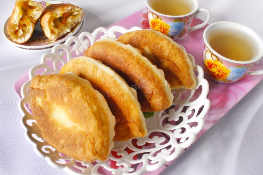 Пирожки жареные и чай