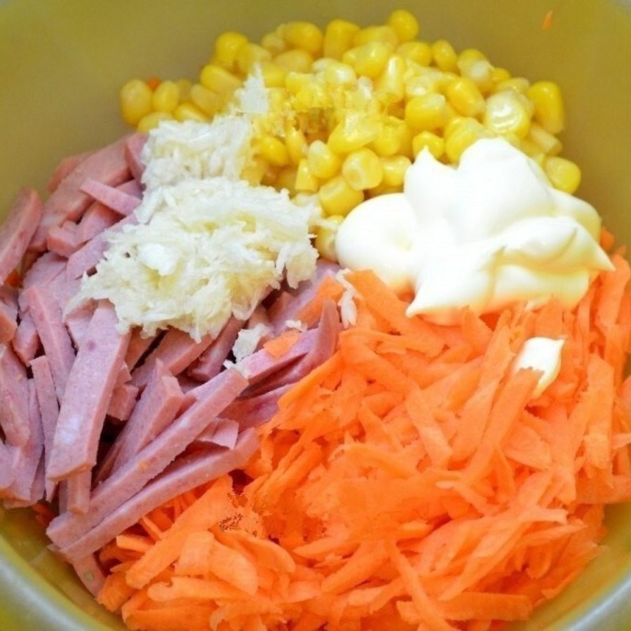 Салат с копченой колбасой и морковью