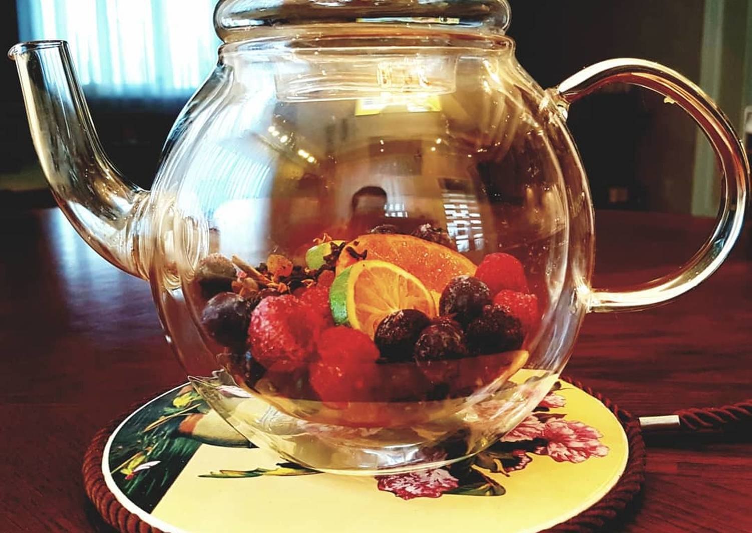 Как приготовить фрукты в стекле в домашних. Фруктовый чай. Чай в чайнике. Чайник с фруктами. Фруктово-ягодный чай.