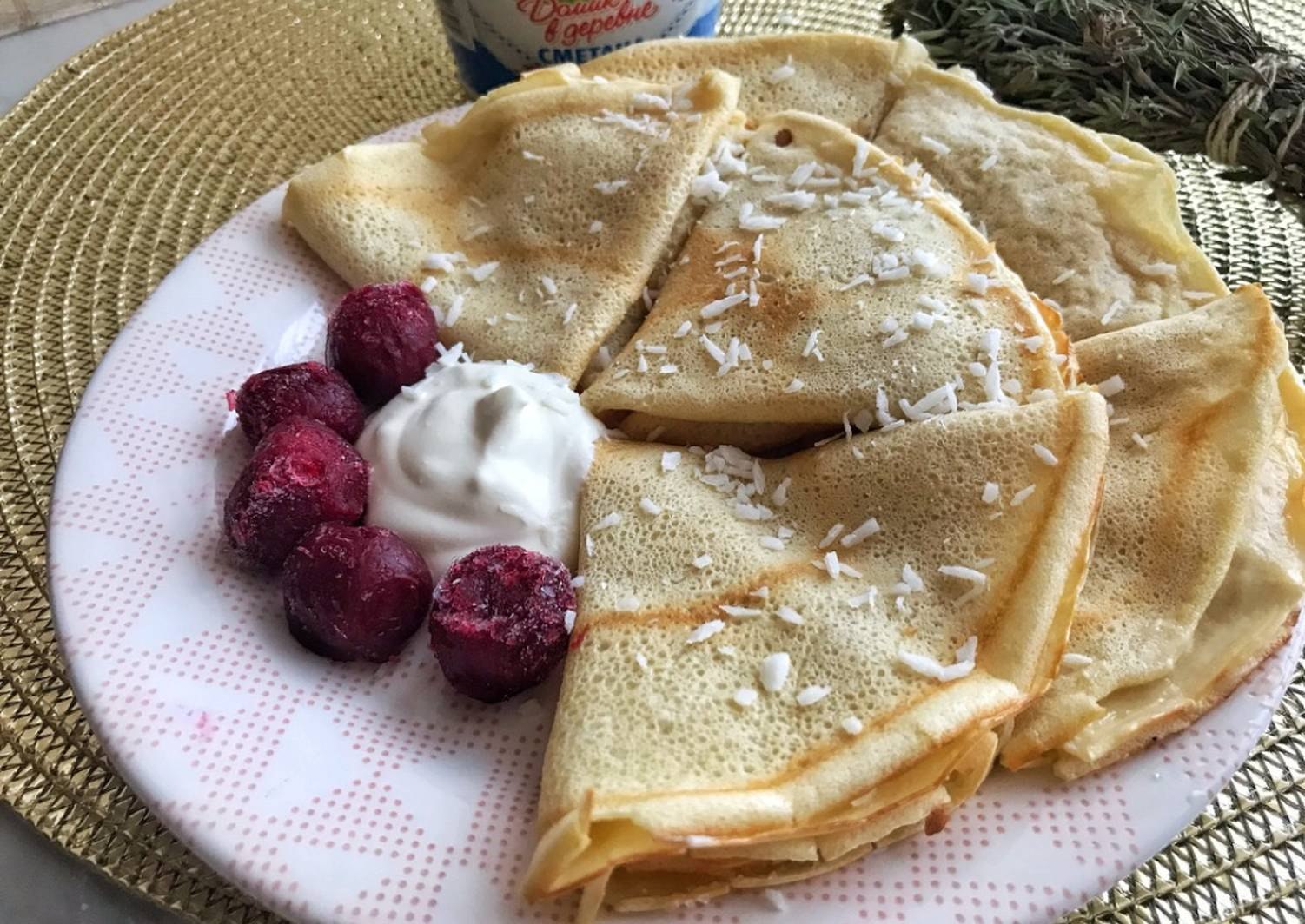 Блины на воде рецепт с фото. Блинчики на минералке. Блинчики на минеральной воде. Блины на минералке и молоке. Вкусные блинчики на минеральной воде.