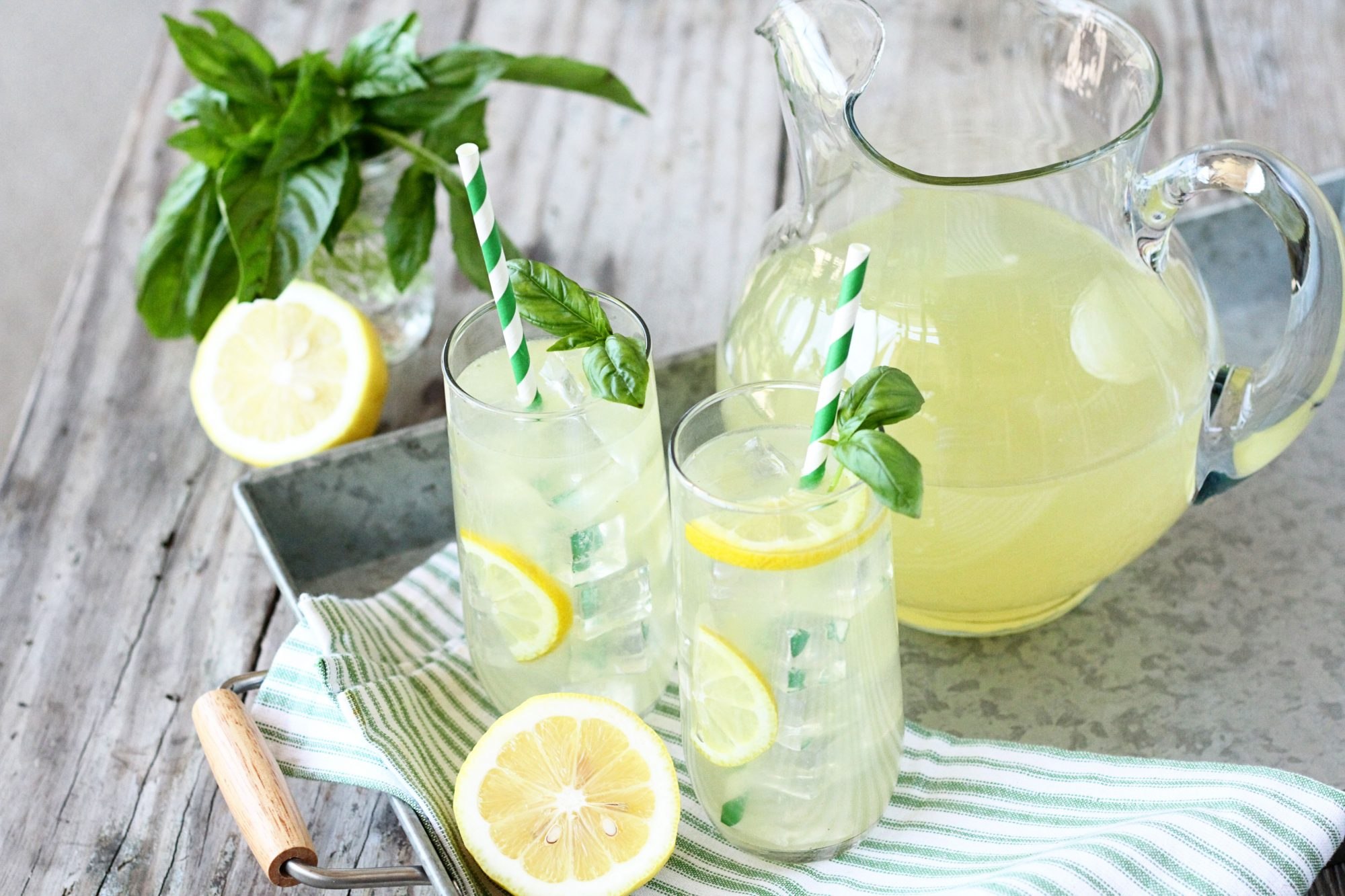 Домашний лимонад рецепт из лимонов и мяты. Базиликовый лимонад. Лимонад базилик лимон. Лимонад с базиликом. Домашний лимонад лимонный.
