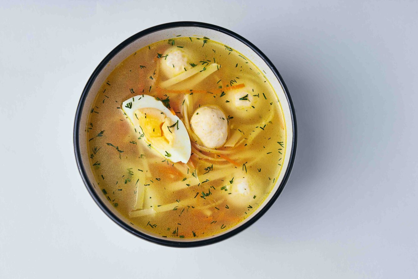 Куриный суп с лапшой и яйцом