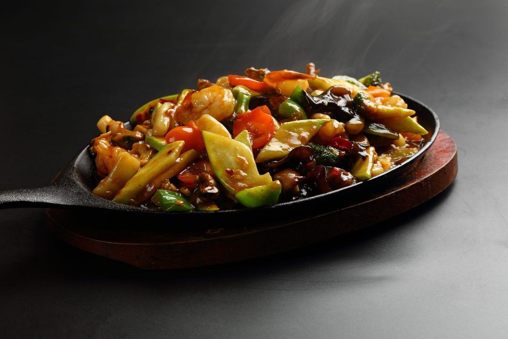 Овощи жареные по китайски. Китайская кухня. Говядина с овощами. Китайское блюдо на сковороде. Китайские блюда с овощами.