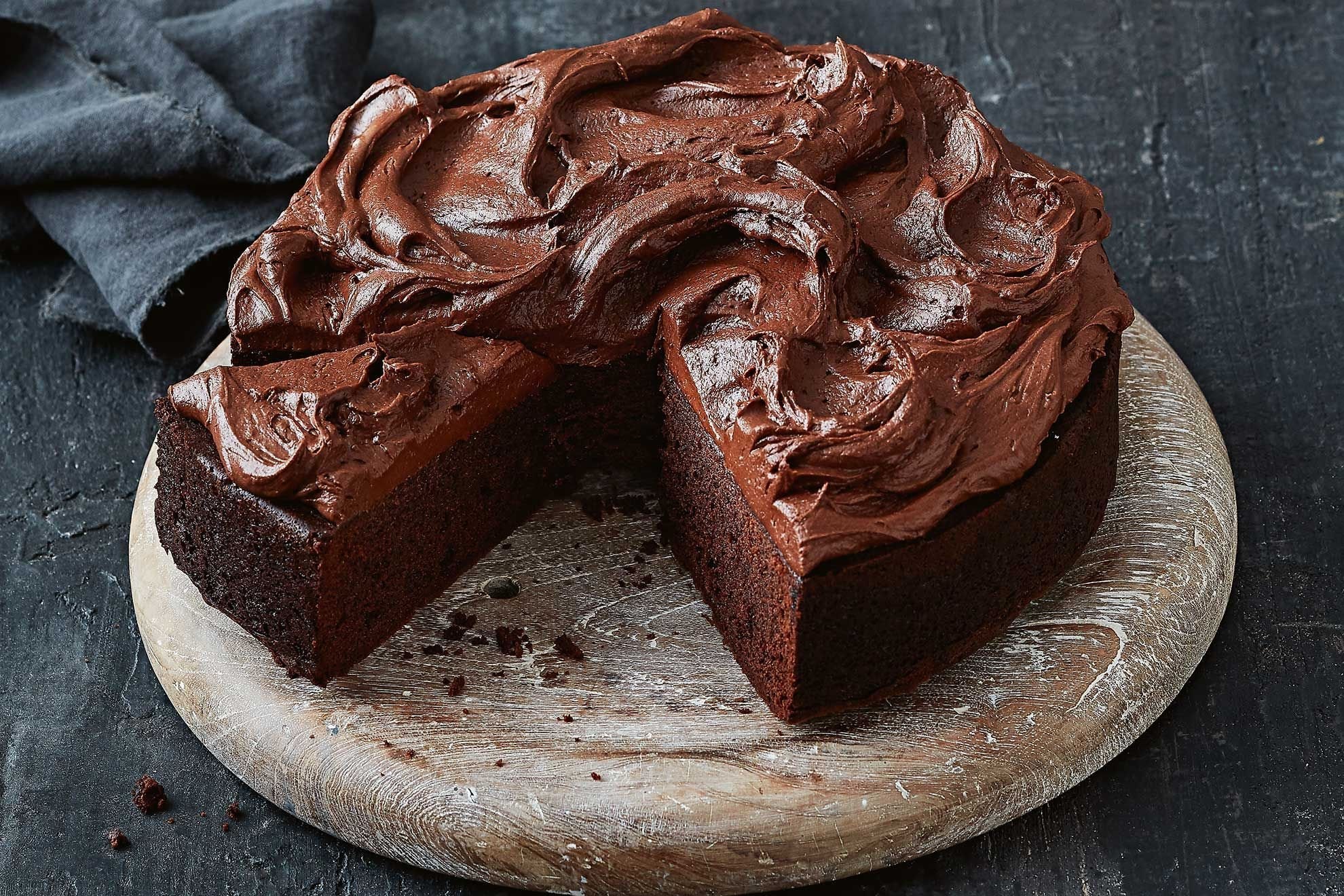 Decadent choco cake. Ганаш для торта шоколадный. Ганаш сливки и шоколад. Торт «пища дьявола» (США). Шоколадный ганаш для покрытия торта.