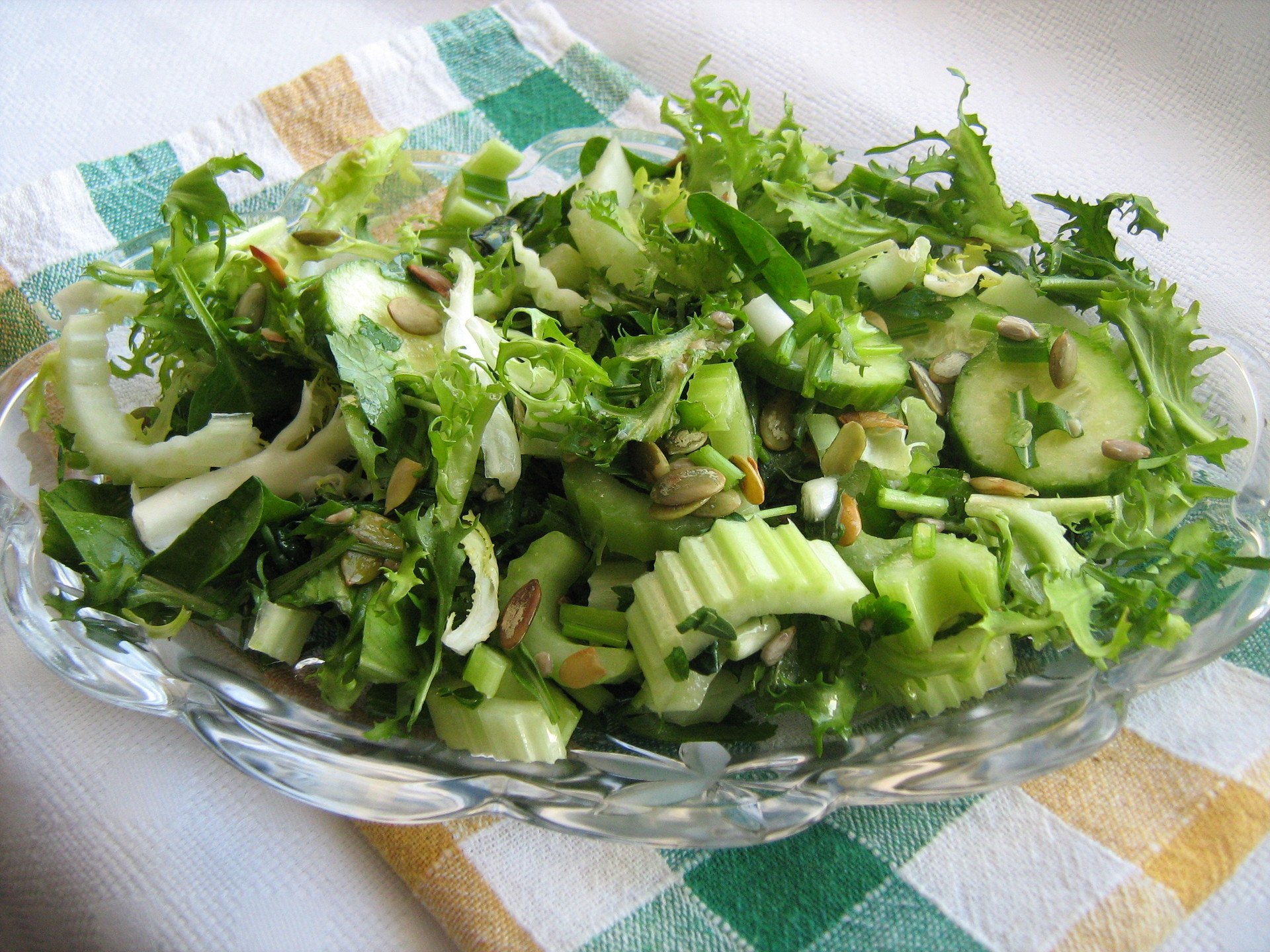 Сельдереем и огурцом рецепт. Зеленый салат. Зелень для салатов. Салат из зеленых овощей. Зеленые овощи для салата.