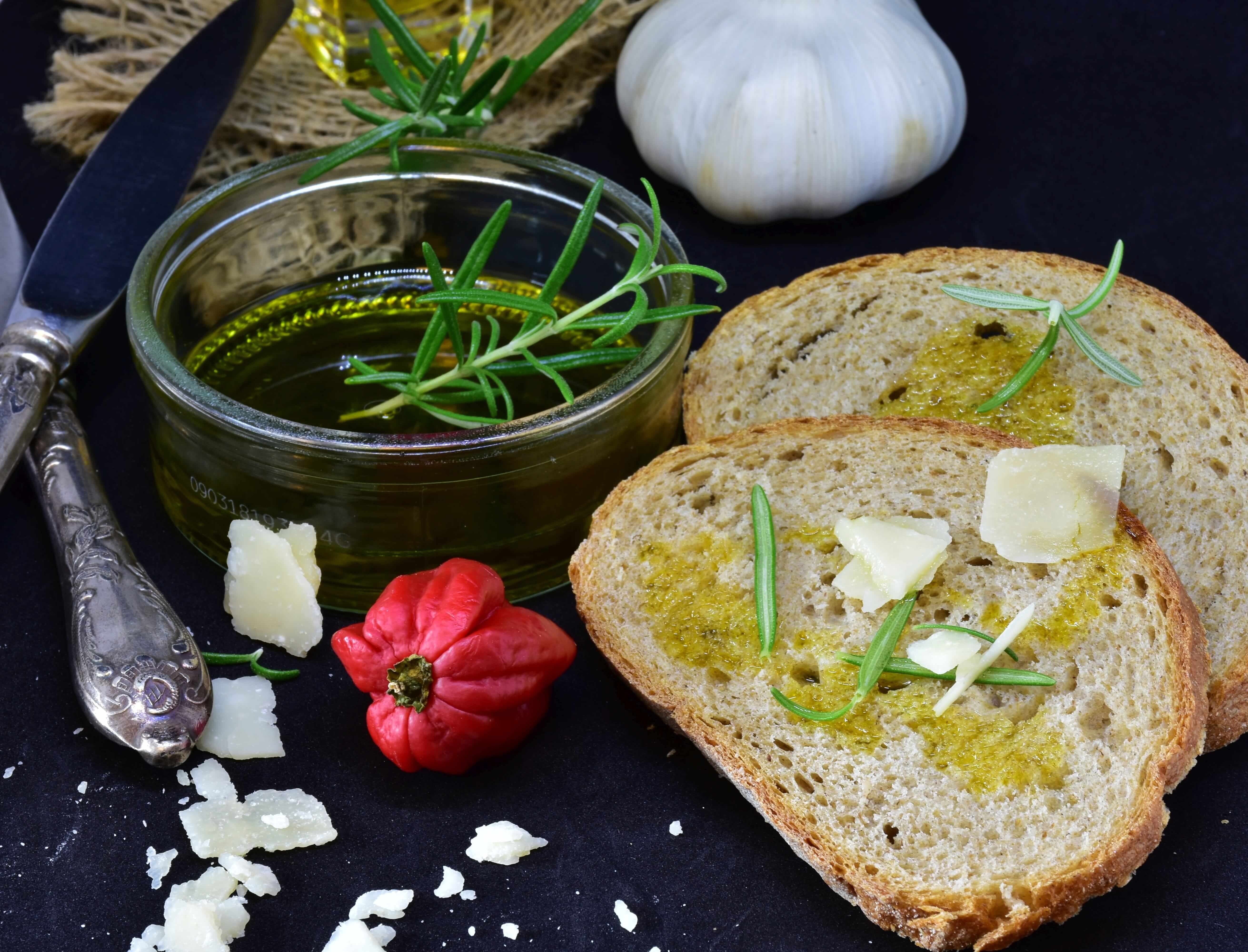 Bread olive oil. Хлеб с оливковым маслом. Хлеб с маслом и чесноком. Оливки масло хлеб. Прованский хлеб.
