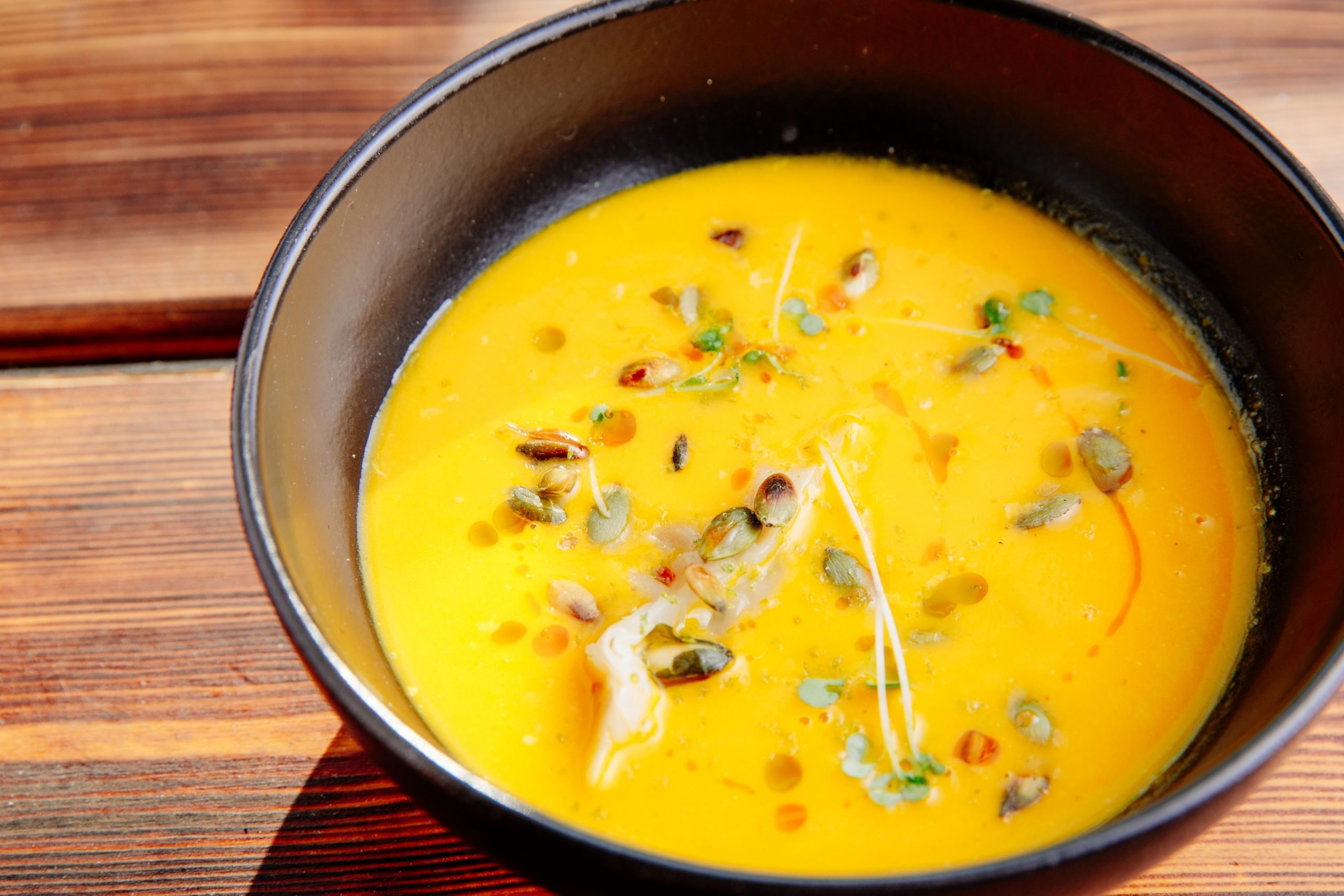 Суп тыква сливки сыр. Суп с гёдза. Кукурузно-тыквенный суп. Суп пюре с морепродуктами. Тыквенный суп с креветками.