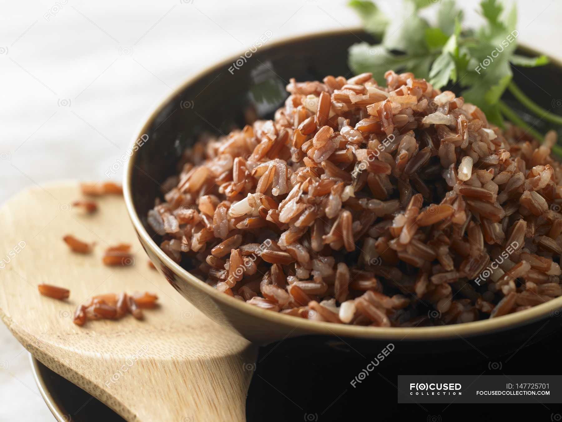 Бурый рис отварной. Рис девзира готовый. Бурый рис вареный. Красный рис вареный.