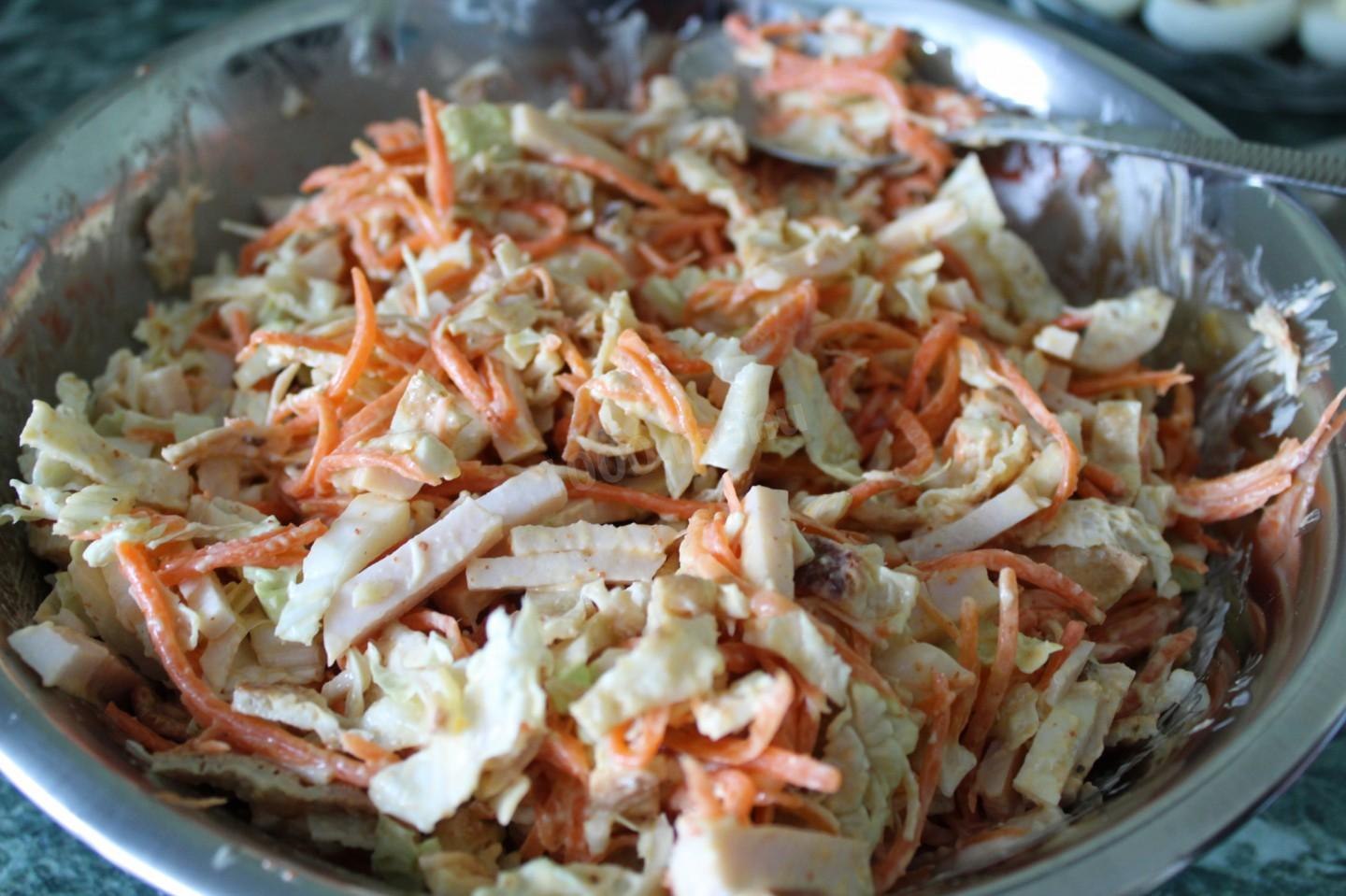 Корейская морковь с картошкой. Салат с блинчиками и корейской морковкой. Салат с яичным блином и корейской морковкой.