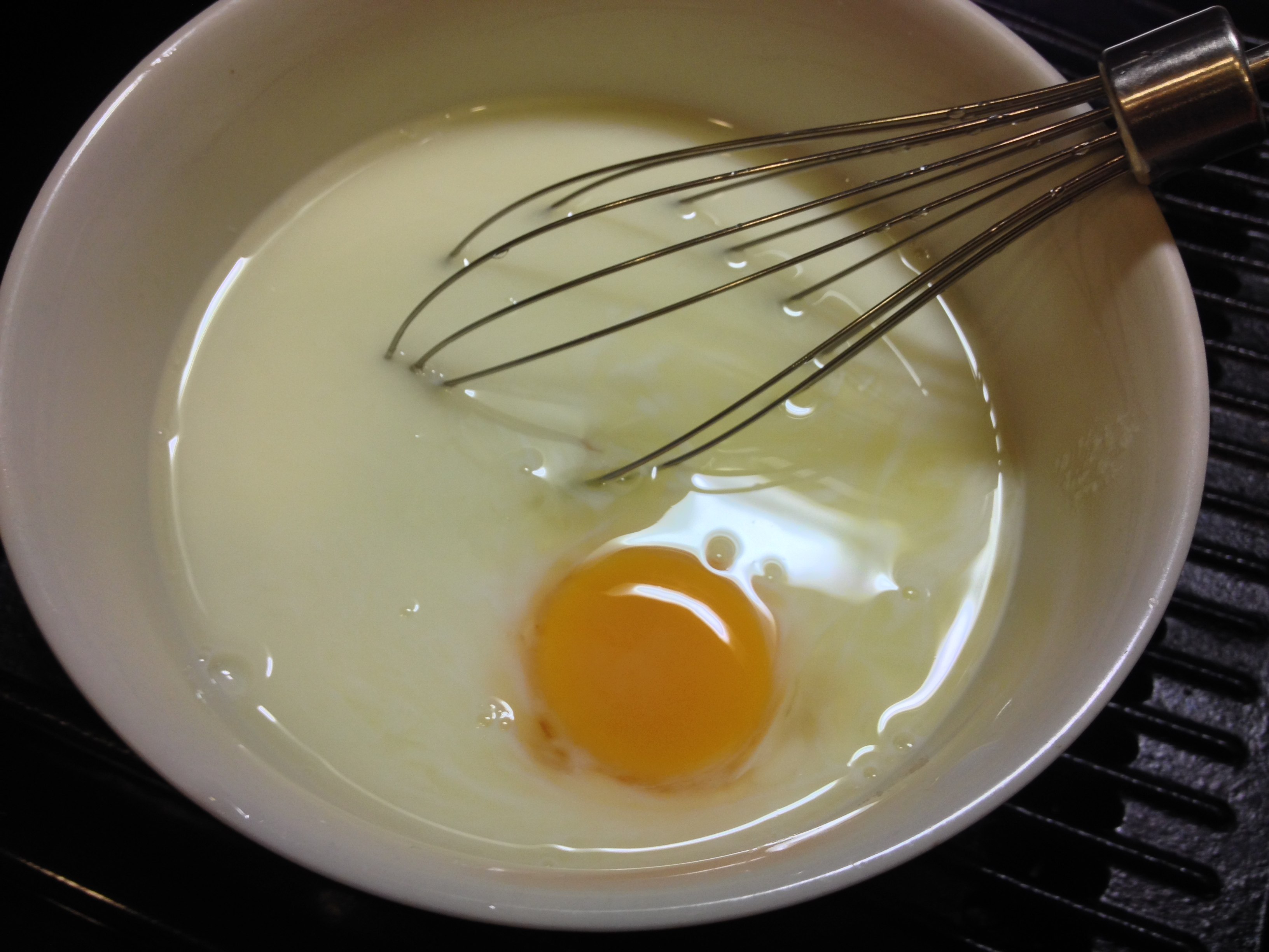 Кремовые яйца. Взбитые яйца с молоком. Молоко и яйца. Взбитые яйца в миске. Взбивание яиц.