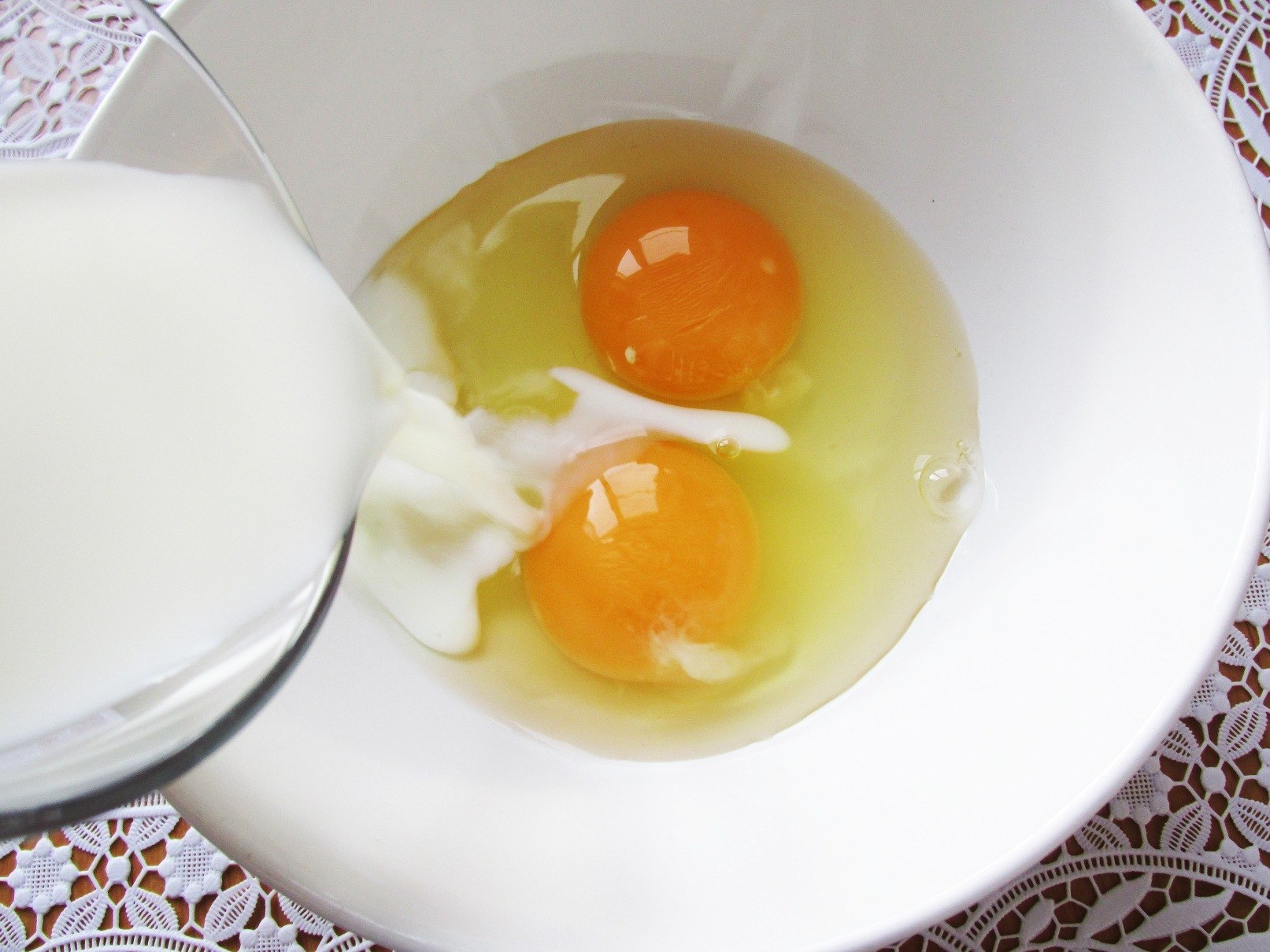 Зачем яйца в блинах. Яйца в миске с молоком. Молоко и яйца. Яйца перемешанные с молоком. Смешать яйца с молоком.