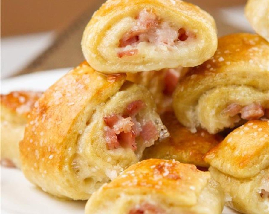 Слоечки с ветчиной и моцареллой