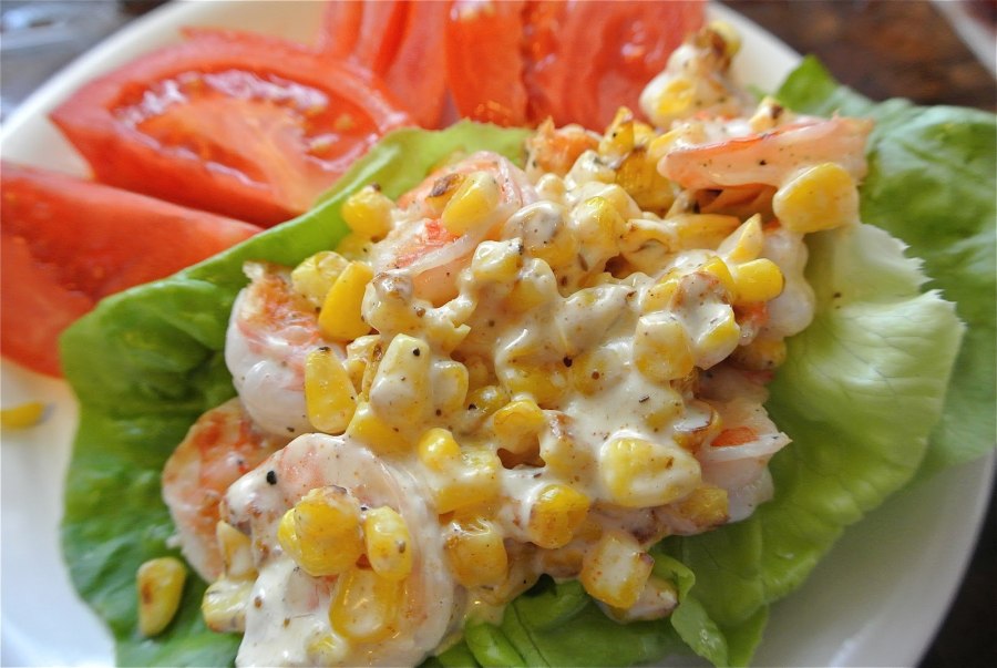 Салат с креветками и крабовыми палочками и кукурузой