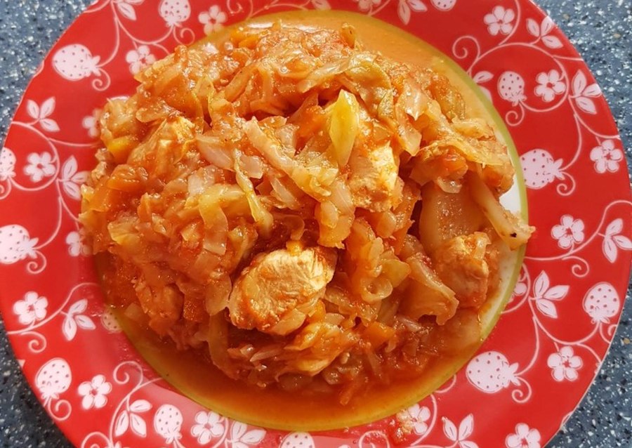 Тушёная капуста с фаршем в кастрюле