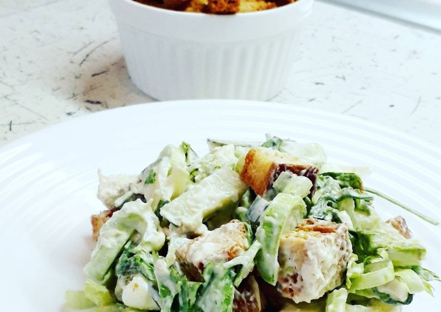 Весенний салат с куриной грудкой