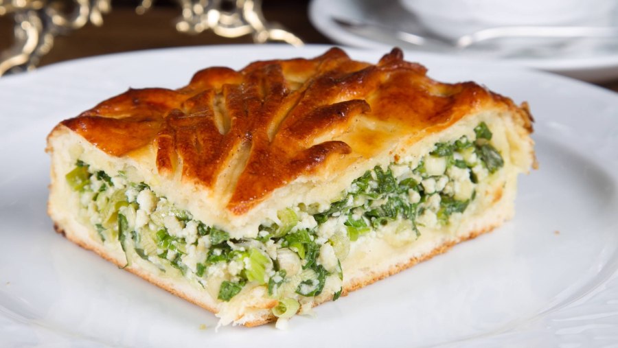 Заливной пирог с луком и яйцом