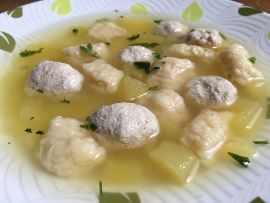 Куриный суп с сырными клецками
