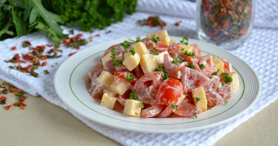 Салат с копченой курицей и помидорами