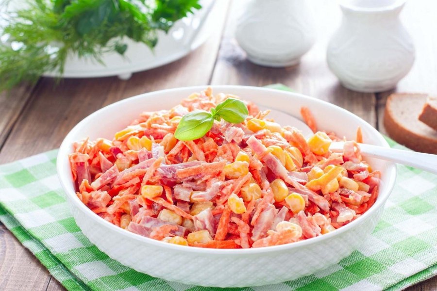 Салат с копченой колбасой