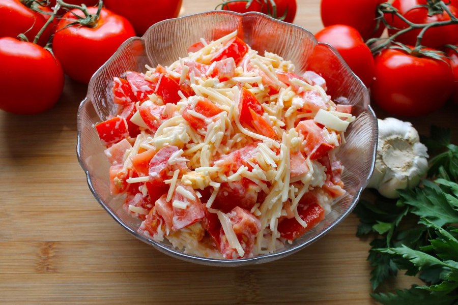 Салат с помидорами и сыром