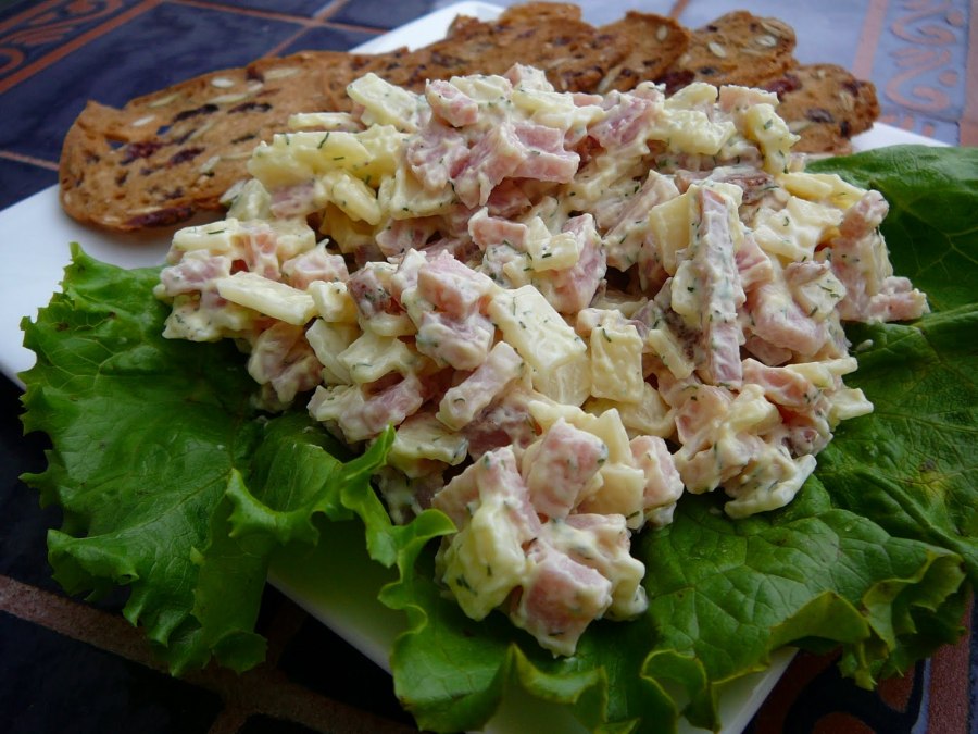 Салат с ветчиной и сухариками