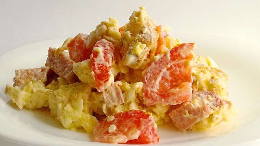 Салат с помидорами и сыром и колбасой и сухариками