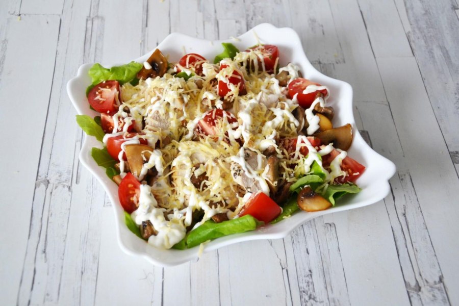 Салат с куриной грудкой и шампиньонами