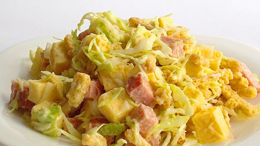 Сала из пекинской капусты скопченой калбасой
