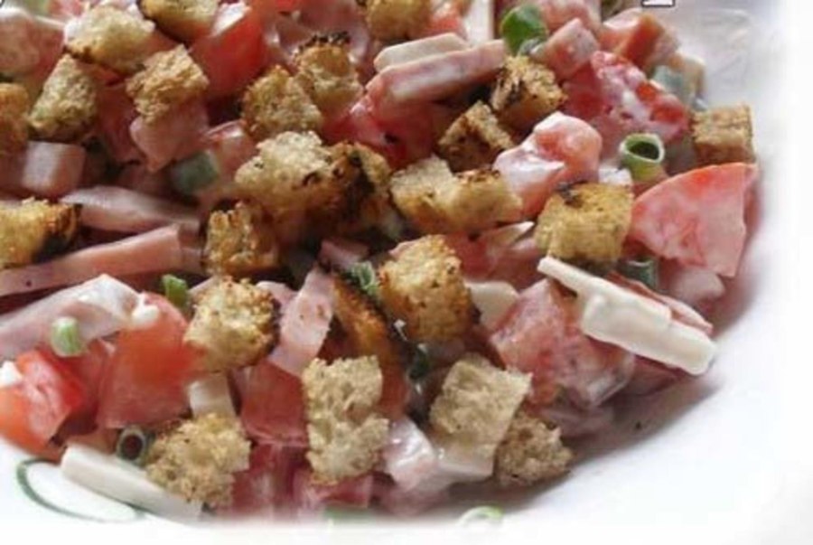 Салат с сухариками и копченой курицей и помидорами и сыром