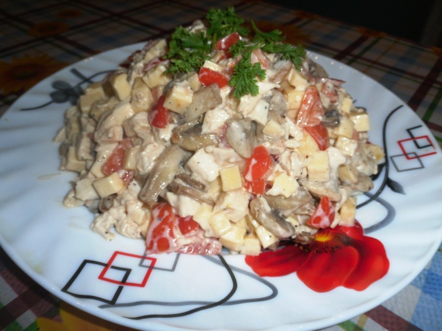 Салат с курицей шампиньонами и помидорами