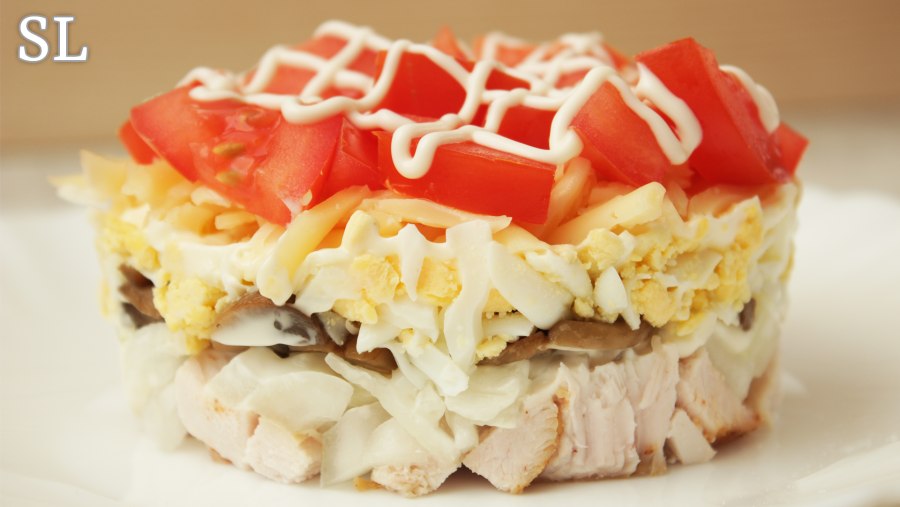 Салат с копченой курицей грибами и помидорами
