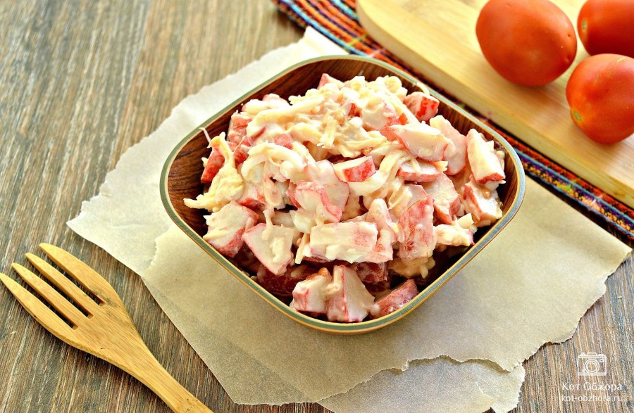 Салат с колбасным сыром