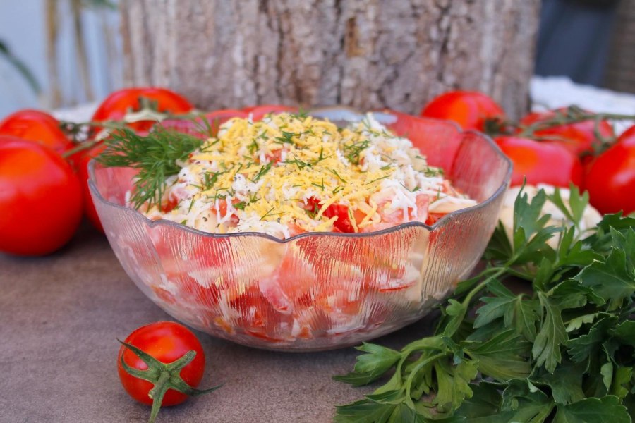 Салат с помидорами и сыром