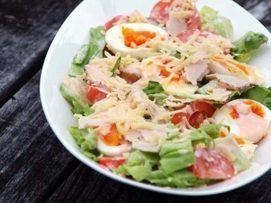 Салат с курицей, яйцом и помидором
