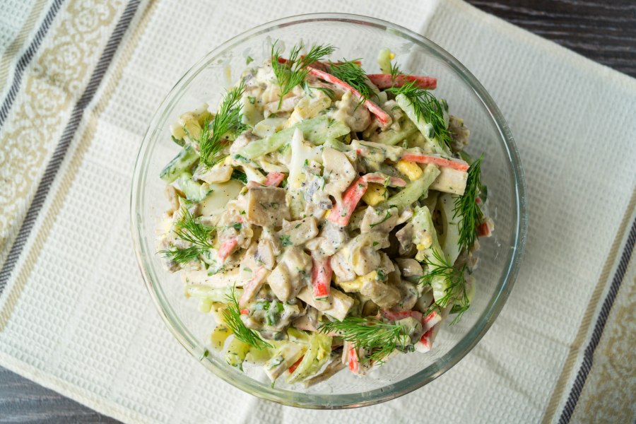 Салат с шампиньонами жареными и крабовыми палочками