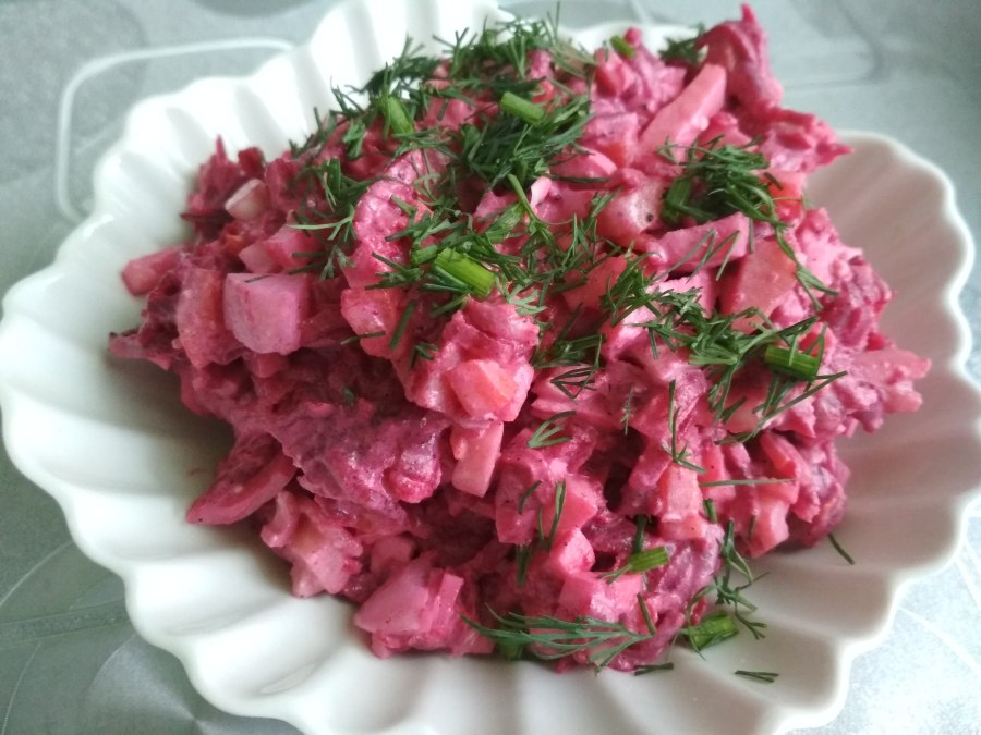 Салат с крабовыми палочками и свеклой