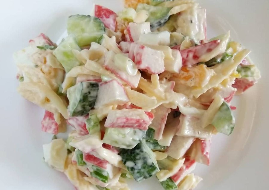 Легкий салат с крабовыми палочками